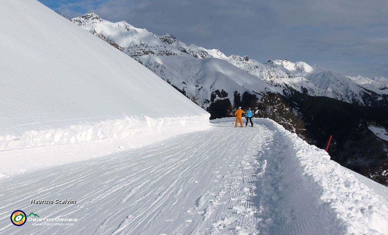 04 Verso il Cedrino. Notare l'altezza della neve rispetto lo sciatore....JPG